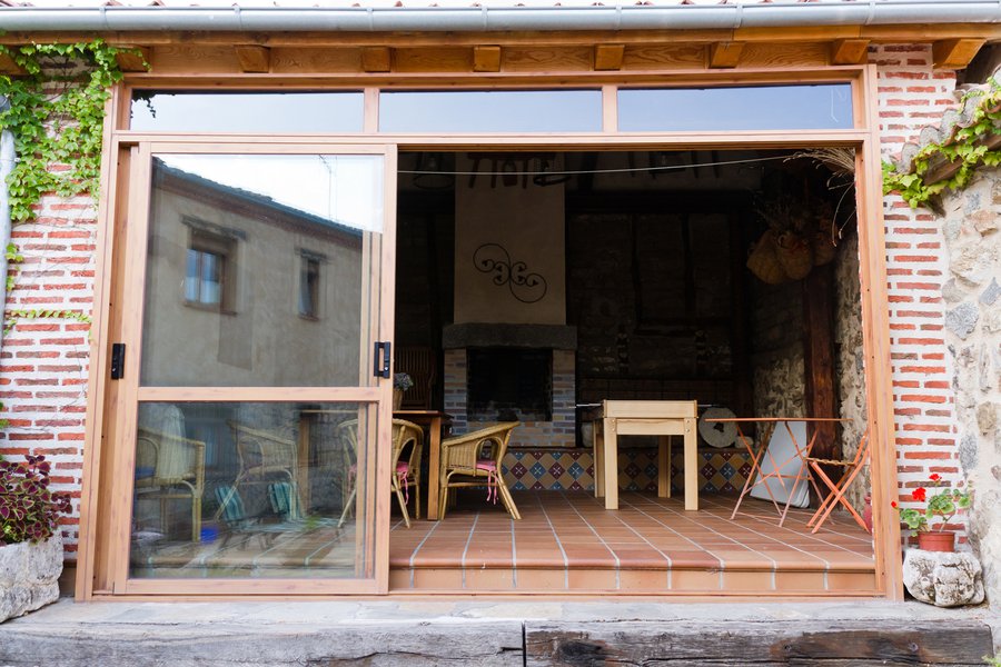 terraza cubierta con barbacoa y futbolín